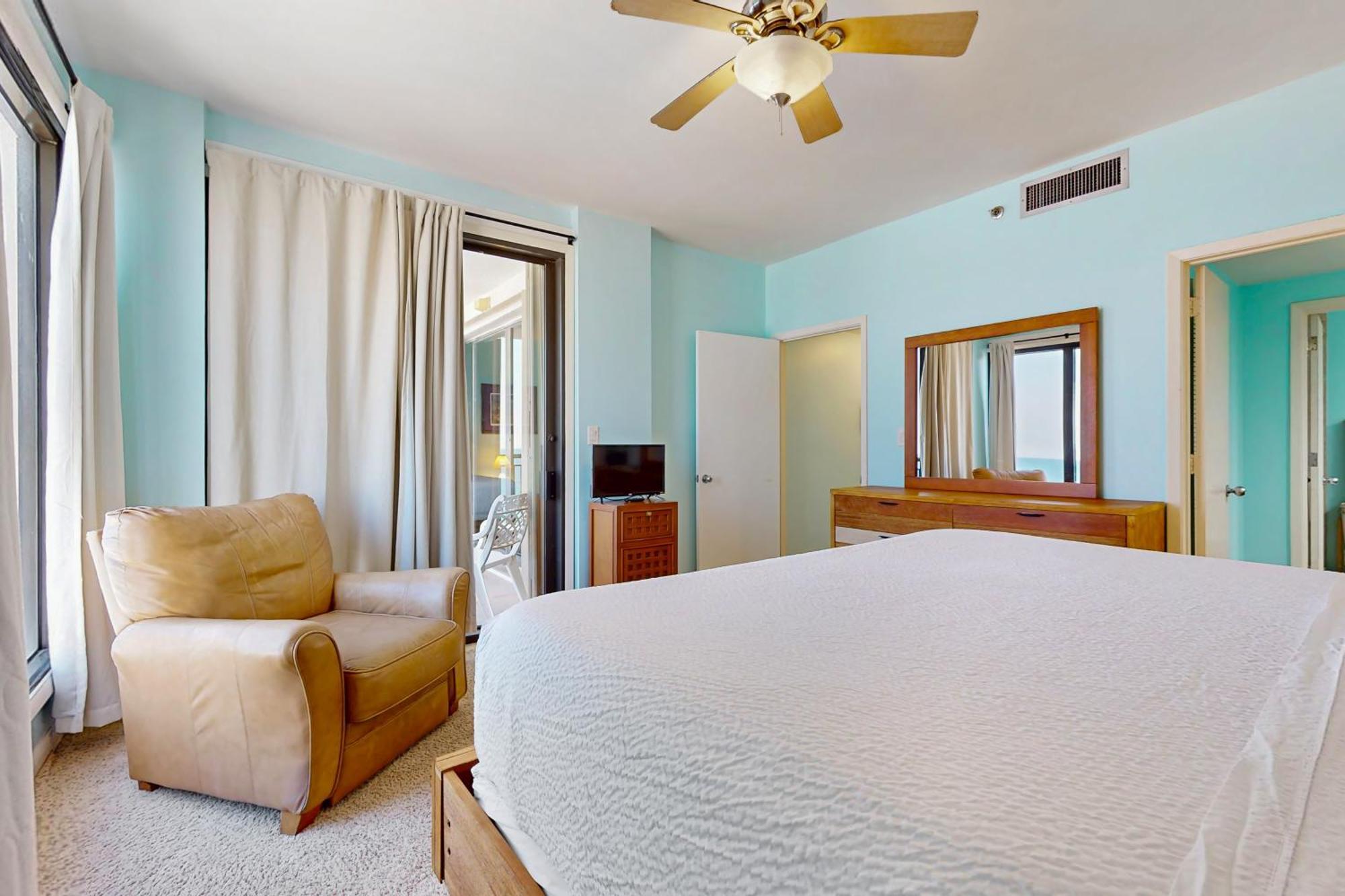 Navarre Towers Condos Room photo